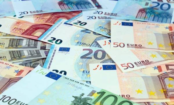 Να απαγορευτεί η χρηματοδότηση συλλόγων και σωματείων