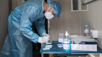 Η «Ομικρον» εκτροχιάζει βεβαιότητες και σχεδιασμούς