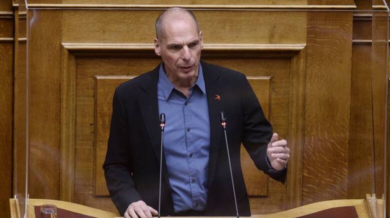 Ξυλοκόπησαν τον Γιάνη Βαρουφάκη στα Εξάρχεια έξω από εστιατόριο