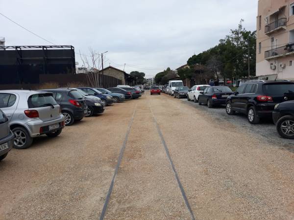 Πάρκινγκ δίπλα στην κεντρική πλατεία