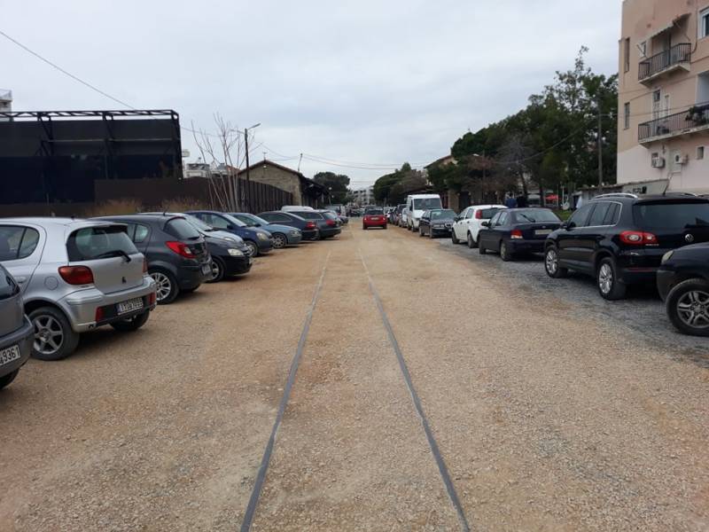 Πάρκινγκ δίπλα στην κεντρική πλατεία