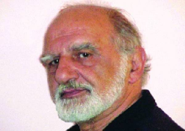 Μας χορεύει στον ρυθμό της καλίνκα