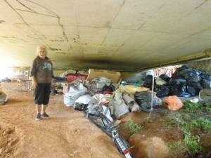 Ζευγάρι αστέγων κάτω από τη γέφυρα Αγ. Τριάδας (φωτογραφίες)