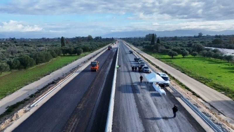 Τον Ιούλιο παραδίδεται το πρώτο και μεγαλύτερο τμήμα της Πατρών - Πύργου, τον Νοέμβριο το δεύτερο