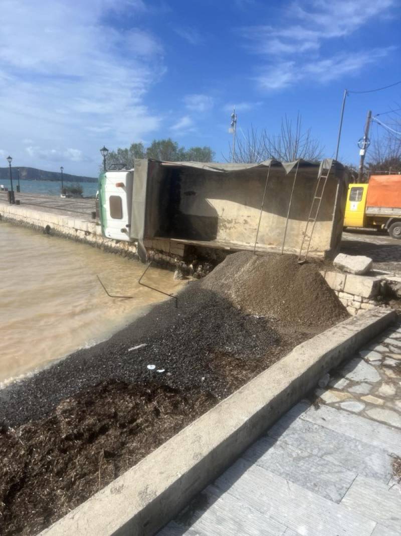 Κριτική Κανάκη στη Δημοτική Αρχή – απάντηση Καρβέλα: Κατέρρευσε τμήμα του μόλου στη Γιάλοβα!