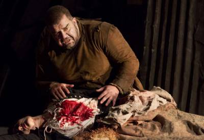 Ως Ριγολέτος στην περίφημη παραγωγή του Βασιλικού Θεάτρου του Λονδίνου που θα επαναληφθεί τον προσεχή Δεκέμβριο