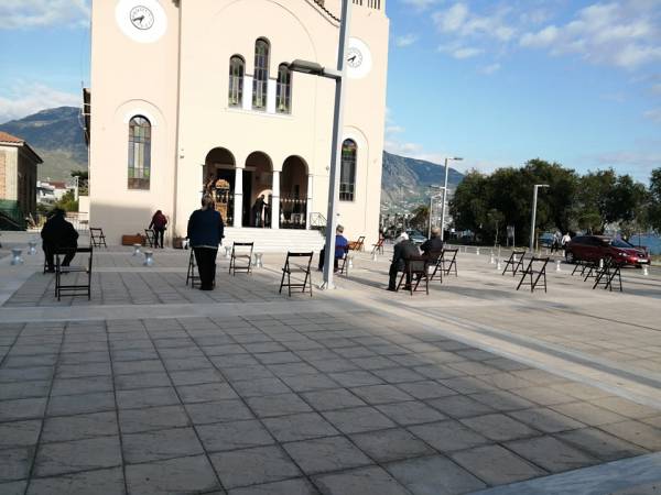 Καρέκλες στα προαύλια των εκκλησιών