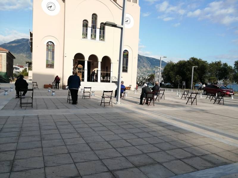 Καρέκλες στα προαύλια των εκκλησιών