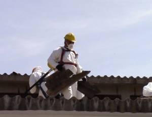 Απομάκρυνση αμίαντου από τις αποθήκες στο Ασπρόχωμα (βίντεο)