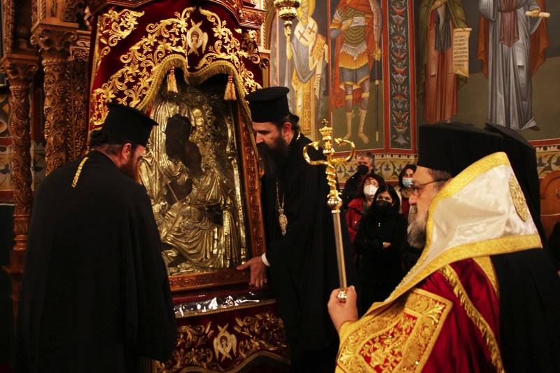 Ξεκίνησαν οι εορταστικές εκδηλώσεις για την πολιούχο της Καλαμάτας - Η εικόνα της Υπαπαντής στον θρόνο της (φωτογραφίες)