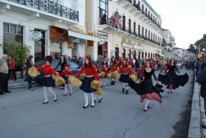 Πολύβουο και πολύχρωμο το καρναβάλι στο Γύθειο (φωτογραφίες)