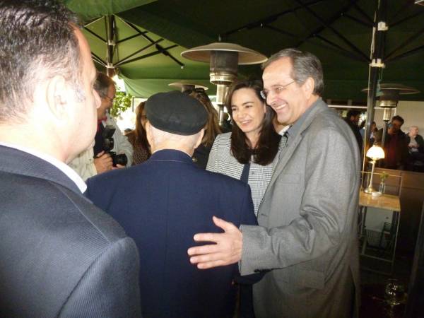 Βόλτα στην πλατεία της Καλαμάτας για το ζεύγος Σαμαρά (φωτογραφίες)