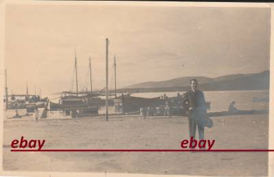 Με φόντο το λιμάνι