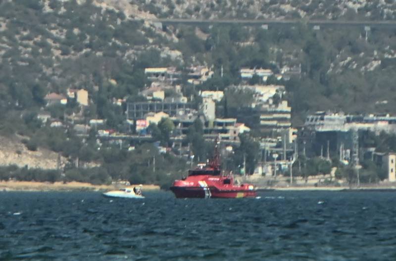 Αναγκαστική προσθαλλάσωση πυροσβεστικού ελικοπτέρου στα ανοιχτά του λιμανιού της Ελευσίνας