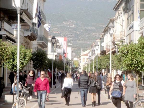 Θετικός τζίρος εκπτώσεων μόνο στην Καλαμάτα, σύμφωνα με την ΕΣΕΕ