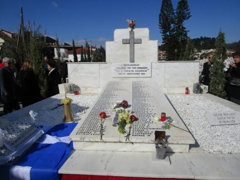 Περιμένουν το μνημείο