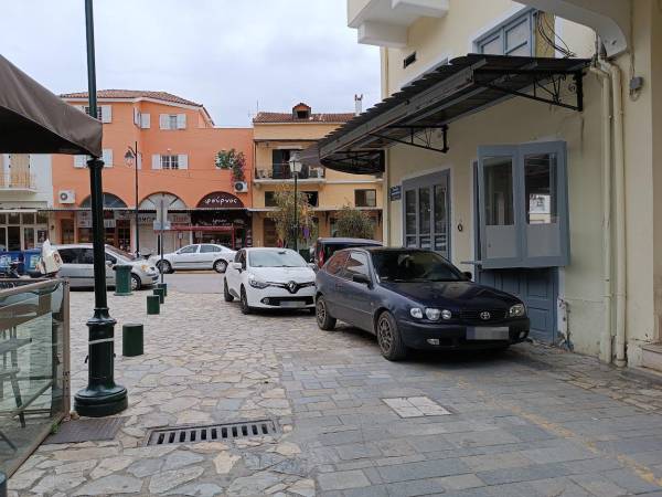 Η πλατεία Αμφείας έγινε… πάρκινγκ