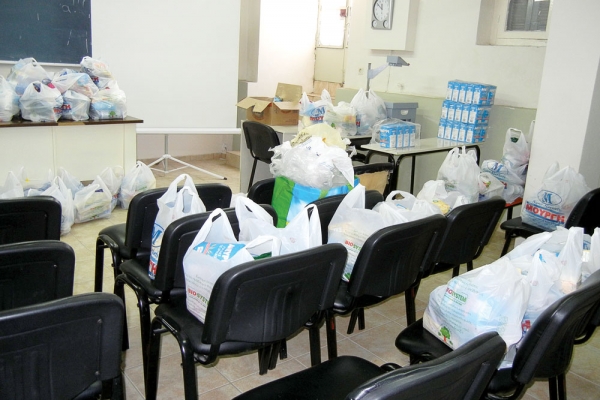 Διανομή τροφίμων από τον Ερυθρό Σταυρό