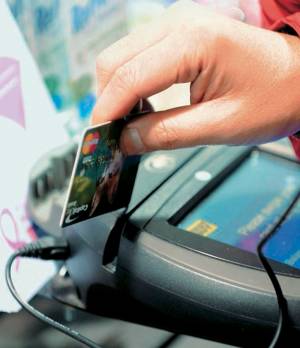 "Συνέλαβε" γυναίκα που τον εξαπάτησε