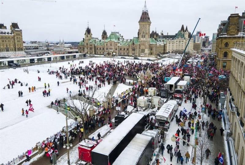 Καναδάς: Tο κονβόι της ελευθερίας μπλόκαρε τα σύνορα με τις ΗΠΑ (βίντεο)