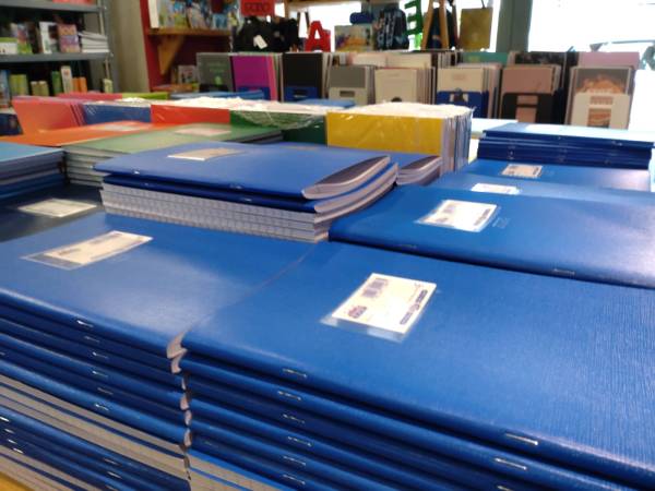 Κορυφώνεται η κίνηση στα βιβλιοπωλεία - Οικονομικός βραχνάς στα σχολικά είδη το χαρτί