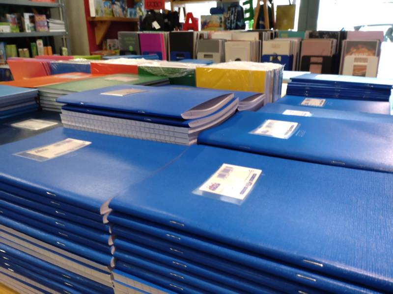 Κορυφώνεται η κίνηση στα βιβλιοπωλεία - Οικονομικός βραχνάς στα σχολικά είδη το χαρτί