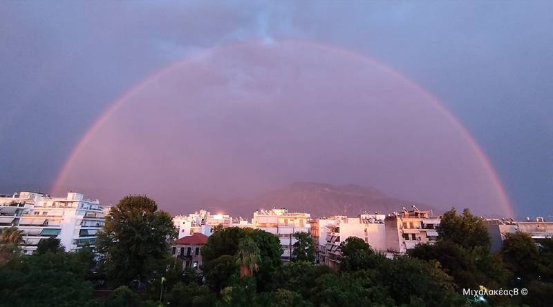 Εκπληκτικό ουράνιο τόξο &quot;σκέπασε&quot; τον ουρανό της Καλαμάτας