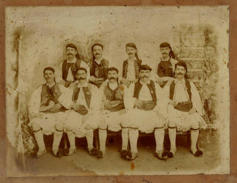 Εύζωνοι στην Καλαμάτα πριν από έναν αιώνα