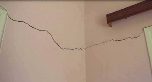 Ετοιμόρροπα σπίτια μετά την πλημμύρα