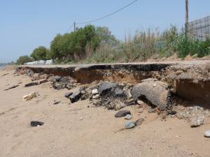 Η θάλασσα έφαγε το δρόμο στη Δυτική Παραλία