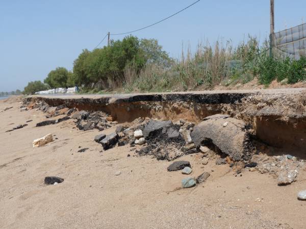 Η θάλασσα έφαγε το δρόμο στη Δυτική Παραλία