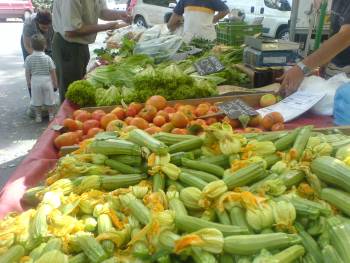 Πουλούσαν αγροτικά προϊόντα χωρίς άδεια στη λαϊκή στο Κοπανάκι