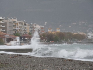 Βίντεο από τα κύματα στην παραλία της Καλαμάτας
