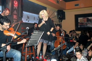 Μάγεψε η γεμάτη φωνή της Νατάσας Μποφίλιου