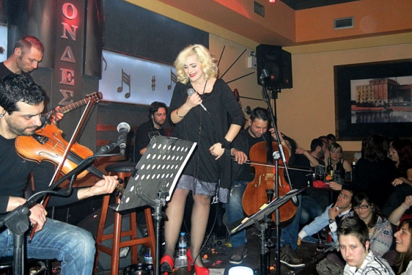 Μάγεψε η γεμάτη φωνή της Νατάσας Μποφίλιου