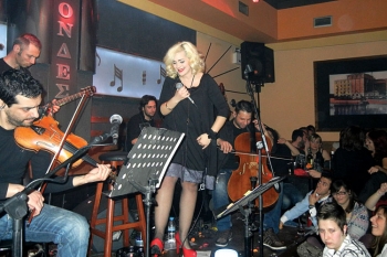 Μάγεψε η γεμάτη φωνή της Νατάσας Μποφίλιου