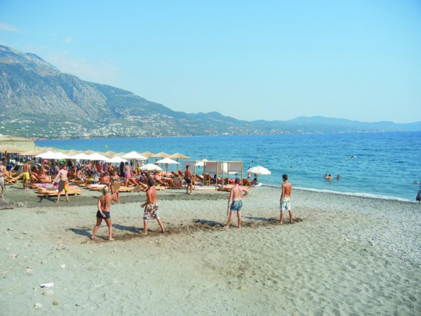 Πλημμύρισε κόσμο η παραλία Καλαμάτας