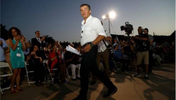 Ο Στ. Θεοδωράκης εξελέγη "διά βοής" επικεφαλής του Ποταμιού