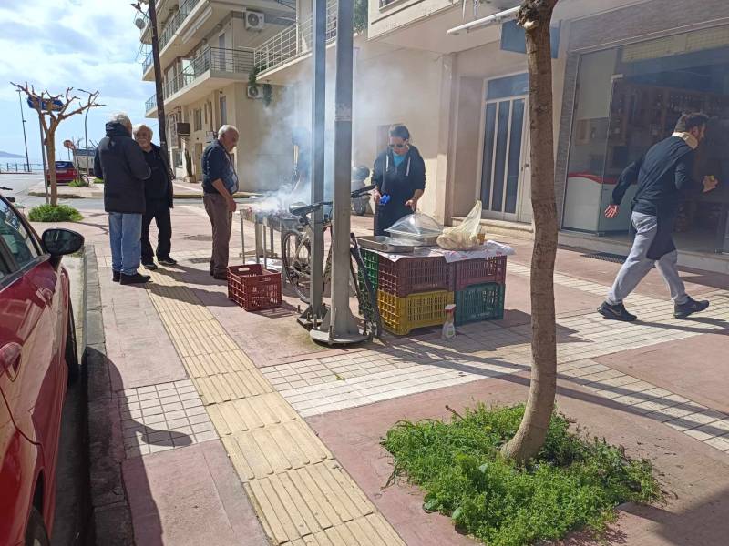 Η Καλαμάτα τσικνίζει - "Φωτιά" έχουν πάρει οι ψησταριές