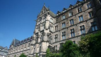 Ποια "σοβαρά πανεπιστήμια του εξωτερικού"; | Θέμος Ρίζος