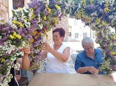 Στολισμός του Επιταφίου της Παναγίας στον Ιερό Ναό Τριών Ιεραρχών Μεσσήνης