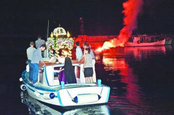 Κοσμοσυρροή στο Μάραθο για τον Επιτάφιο