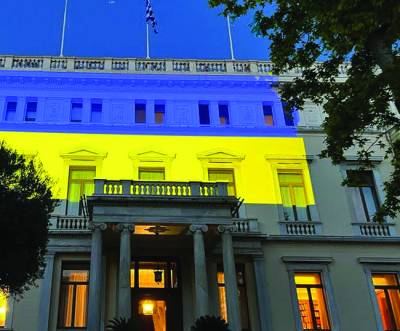 Φωταγώγηση του Προεδρικού Μεγάρου με τα εθνικά χρώματα της Ουκρανίας