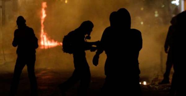 "Αύρες", δακρυγόνα και χάος στο κέντρο της Αθήνας (Live Video)