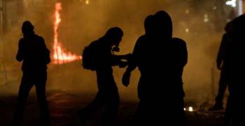 "Αύρες", δακρυγόνα και χάος στο κέντρο της Αθήνας (Live Video)