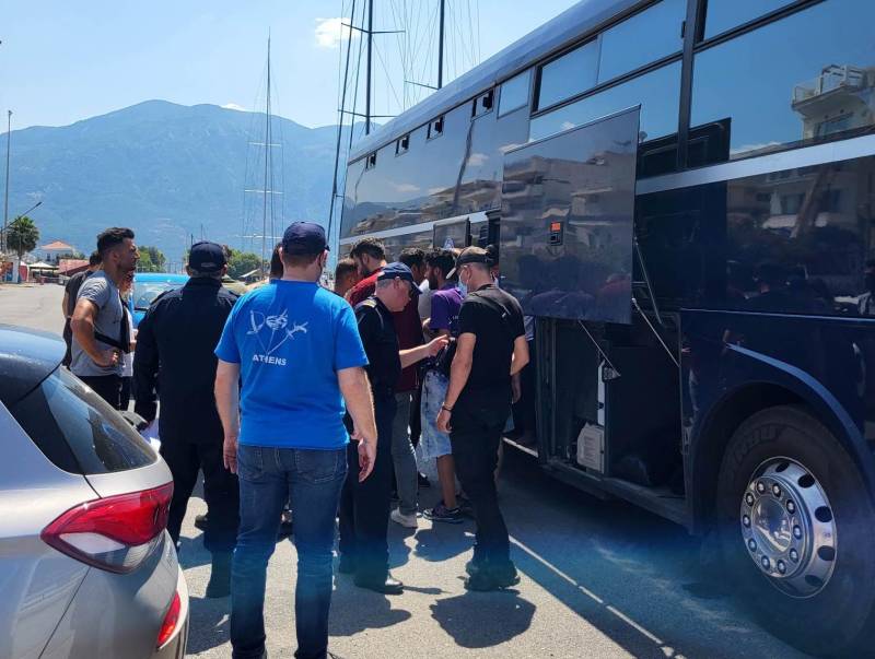 Καλαμάτα: Αναχώρησαν για τη Μαλακάσα οι 60 διασωθέντες μετανάστες