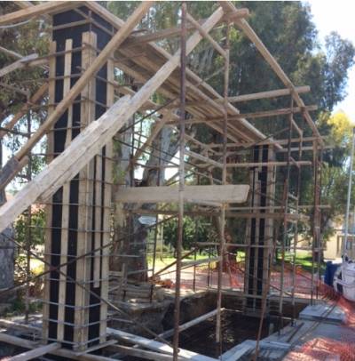 Εργασίες στην πύλη του πρώην στρατοπέδου στην Καλαμάτα