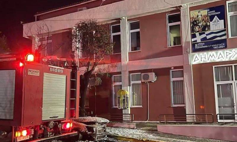 Άγνωστοι επιτέθηκαν με μολότοφ στο Δημαρχείο Θερμαϊκού (βίντεο)