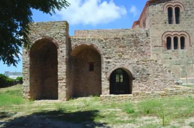 στον πύργο με τις παλιότερες επάλξεις, σώζεται σήμερα μόνο μια τυφεκιοθυρίδα