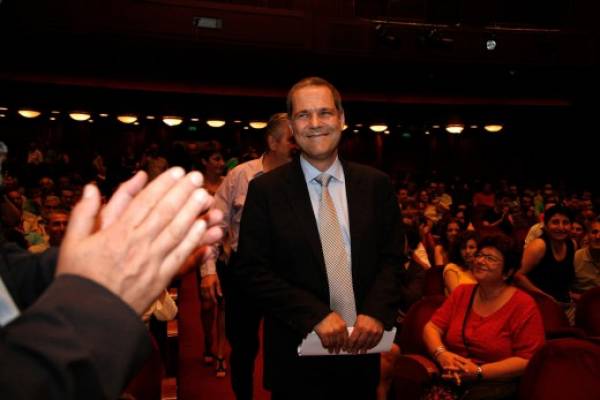 Τζήμερος εναντίον «fake» Βαρουφάκη στο Facebook